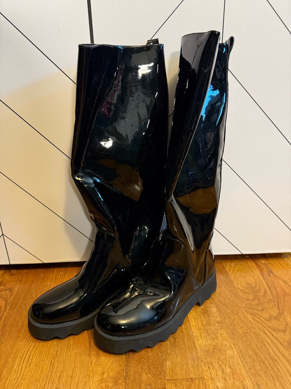 Aerosoles Women 9 Slalom Pull on Round Toe Black Faux Patent Leather Boot Boots